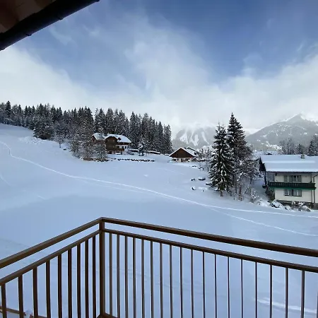 Moderne Kaminstube *